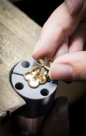 Создание кольца Vintage Alhambra, гильошированное желтое золото, Van Cleef & Arpels