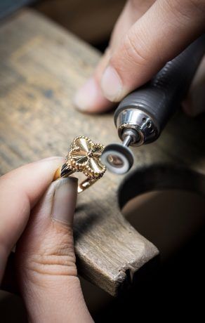Создание кольца Vintage Alhambra, гильошированное желтое золото, Van Cleef & Arpels