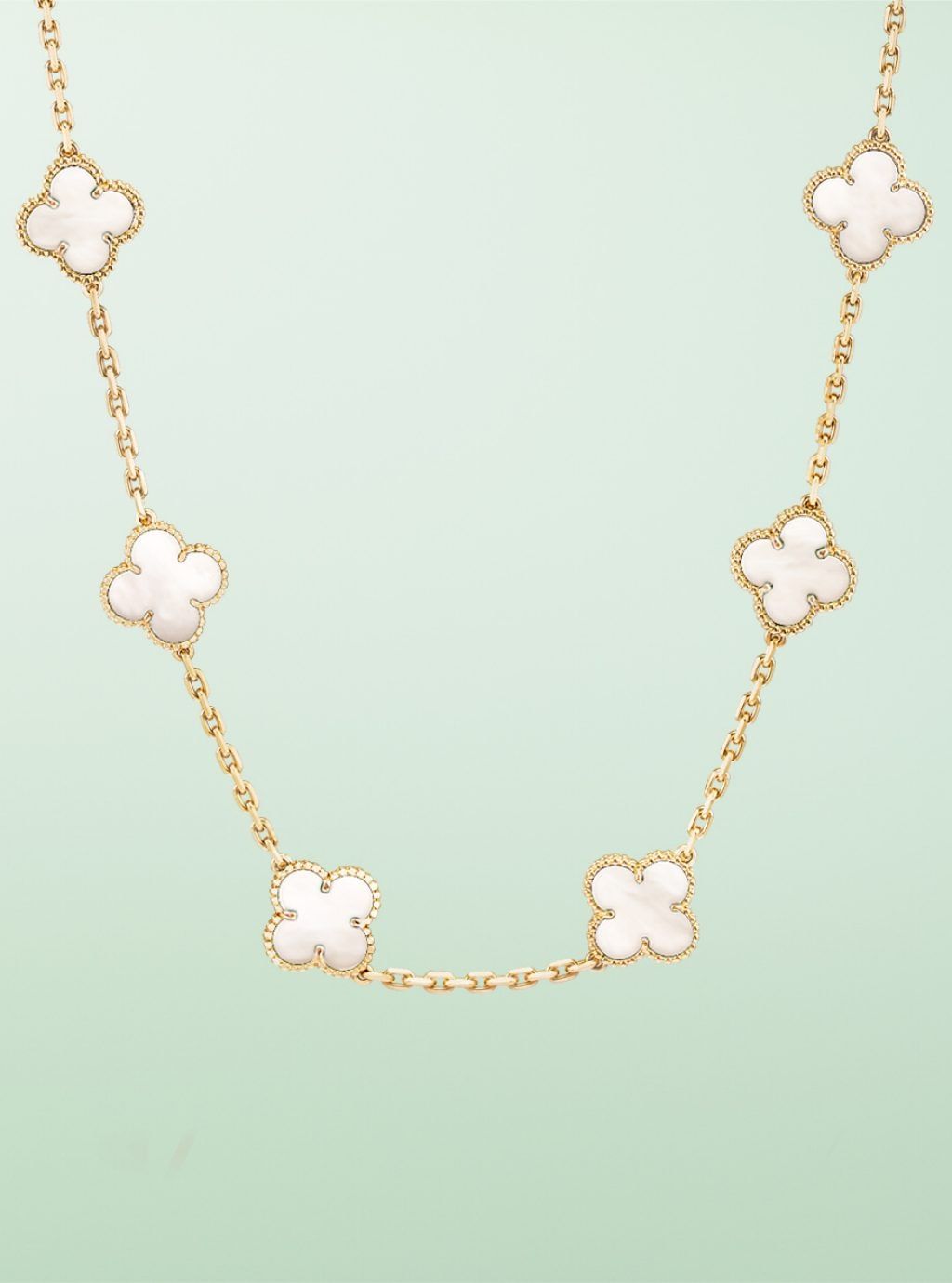 Длинное колье Vintage Alhambra из желтого золота с белым перламутром. Van Cleef & Arpels