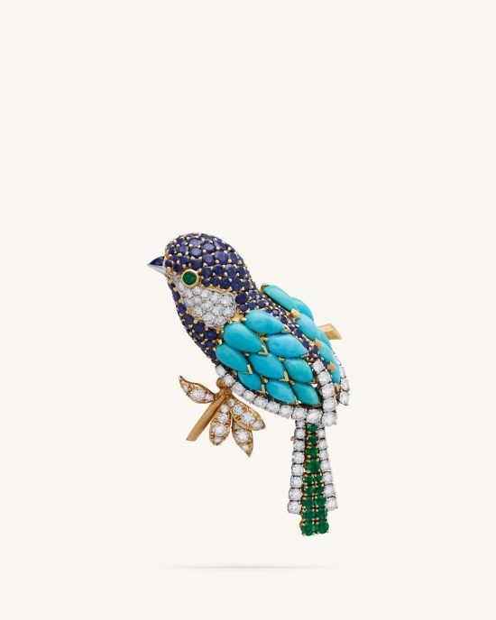 Брошь Turtle, 1955 год, желтое золото, синие сапфиры круглой огранки, розовый сапфир огранки «кушон», один розовый сапфир огранки «кушон» (происхождение: Шри-Ланка). Коллекция Heritage, Van Cleef & Arpels