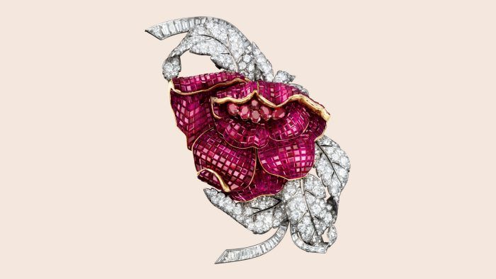 Брошь Peony, 1937 год, платина, желтое золото, рубины, рубины в невидимой оправе, бриллианты, коллекция Van Cleef & Arpels